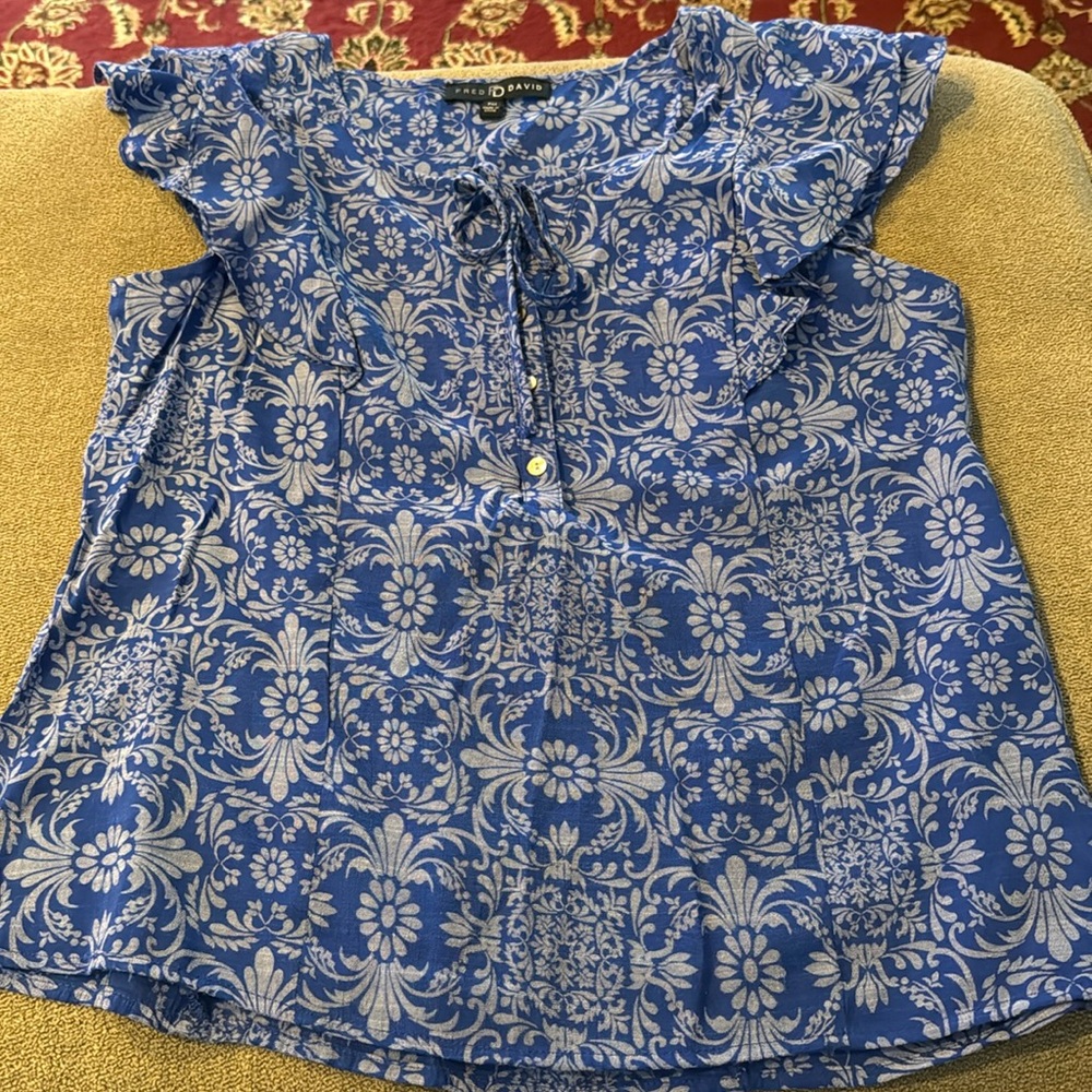 Fred David Rayon/Poly Blend Blue Floral Blouse Top Petite Medium (NH)